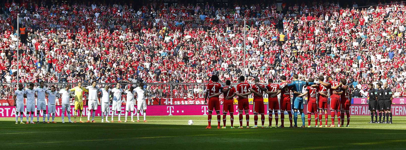 I giocatori di Bayern e Werder Brema osservano un minuto di silenzio prima dell&#39;inizio dell&#39;incontro di Bundesliga. Reuters
